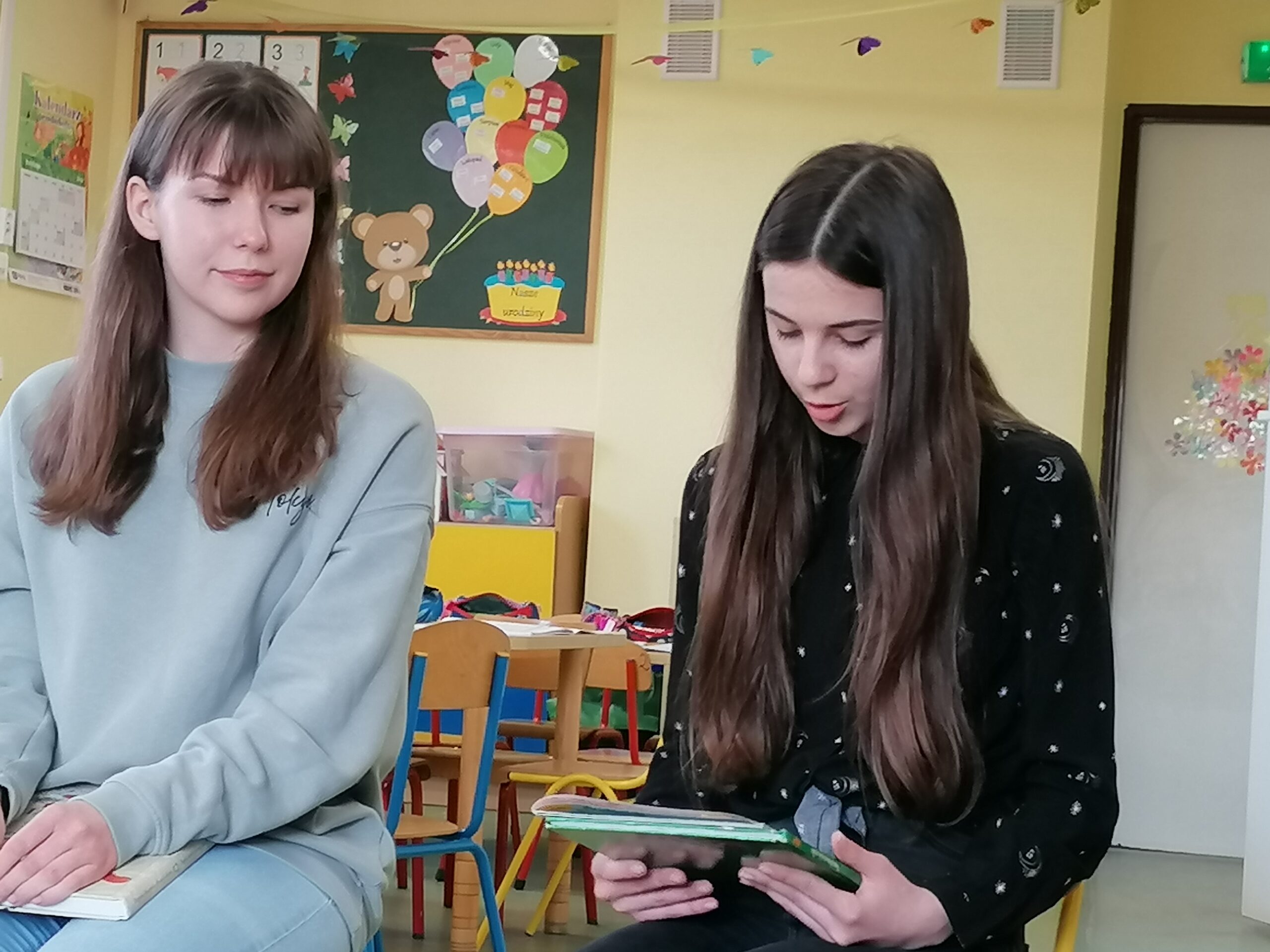 Czytanie książek przez uczniów z Golądkowa